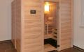 Badezimmer-Sauna mit Kernapfeldekor, Innenverkleidung aus Profilholz in Erle