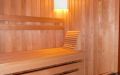Badezimmer-Sauna mit Kernapfeldekor, Innenverkleidung aus Profilholz in Erle - Innenansicht