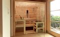 Massivholz-Sauna in Zirbe mit Glasfront - Ansicht von schräg links