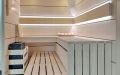 Badezimmersauna mit Dusche und Eckverglasung, waagerechte Innenverkleidung in Espe mit Nussbaumfugen, Einrichtung in Espe - LED-Einbaustrahler als Deckenbeleuchtung, beidseitige LED-Lehnenbeleuchtung