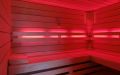 Wellness-Sauna - Farblichttherapie mit LED-Lehnenbeleuchtung - rot