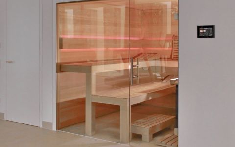 Wellness-Sauna in Hemlock mit Glasfront