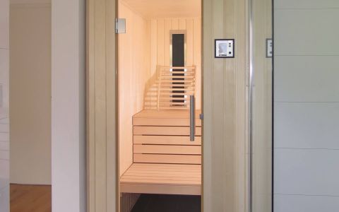 Kleine Einbausauna im Badezimmer mit Infrarotstrahler, Innen- und Außenverkleidung in Espe, Einrichtung in Linde
