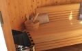 Senkrecht stehende Fasssauna aus Skandinavischem Fichtenholz, außen grau lasiert, Einrichtung in Espe - Innenansicht, Saunaofen, Saunabank, Saunazubehör