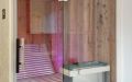 Kleine Badezimmer-Sauna mit abgeschrägter Glasfront; Innenverkleidung aus Altholzprofilen in Fichte, Tanne, Kiefer - Ergonomische Doppelliege in Espe