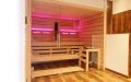 Einbausauna mit Glasfront und Infrarotstrahler im Badezimmer - LED-Lehnenbeleuchtung, pink