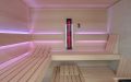 Wellness-Sauna in Hemlock mit Glasfront - Einrichtung, Saunabänke und Infrarotstrahler