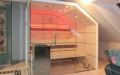 Dachschräge Sauna - Glassauna unter der Mansarde - Ahorn Paneele mit Nussbaum Federn, Einrichtung in Espe / Nussbaum - LED Beleuchtung, rot