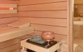 Badezimmer-Sauna mit waagerechter Innenverkleidung in Erle und Nussbaum - Saunaofen mit Soleverdampfer