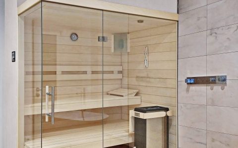 Kleine Badezimmer-Sauna mit Glasfront und Eckverglasung, Innenverkleidung aus waagerechten Nut-und-Feder-Profilen in Espe, Einrichtung in Espe