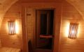 Große Fass-Sauna aus skandinavischer Fichte mit Vorraum und halbrundem Panoramafenster, Einrichtung in Espe - Innenansicht, Saunaleuchten, Vorraum, Eingangstür
