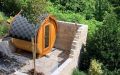 Kleine Fass-Sauna aus Polarfichte mit Zwiebeldach, Einrichtung in Thermoespe mit Infrarotstrahlern - Außenansicht von links oben