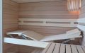 Sauna in Erle im Hallenbad - ergonomische Liege, links