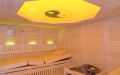 Massivholz-Sauna - Innenansicht mit LED-Beleuchtung, gelb