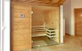 Badezimmer-Sauna in Eiche mit aufwändigem Dachkranz - Ansicht von links