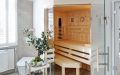 Badezimmer-Sauna mit abgeschrägter Eckverglasung, Innenverkleidung in Fichte, Einrichtung in Espe - Geöffnete Saunatür mit Blick auf den Infrarotstrahler
