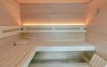 Wellness-Sauna mit Eckverglasung, waagerechte Innenverkleidung in Erle - Einrichtung in Espe mit LED-Lehnenbeleuchtung