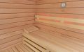 Badezimmer-Sauna mit waagerechter Innenverkleidung in Erle und Nussbaum - Einrichtung in Espe
