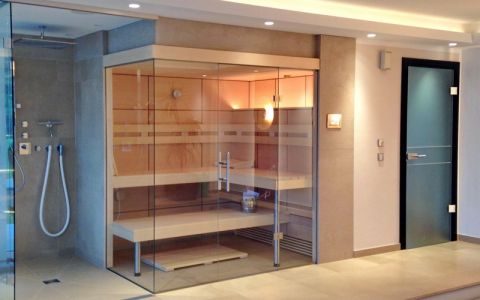 Wellness-Sauna mit Eckverglasung und integrierter Duschtrennwand