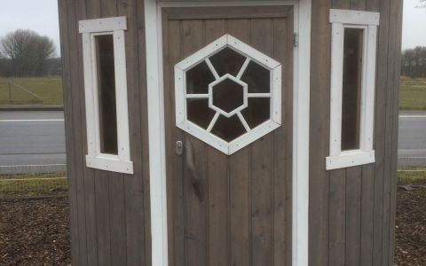 Senkrecht stehende Fasssauna aus Skandinavischem Fichtenholz, außen grau lasiert, Einrichtung in Espe - Außenansicht