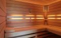 Badezimmer-Sauna mit waagerechter Innenverkleidung in Erle und Nussbaum - Einrichtung mit LED-Lehnenbeleuchtung