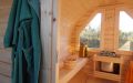 Große Fass-Sauna aus skandinavischer Fichte, außen dunkelrot lasiert, mit Vorraum, Einrichtung in Espe - Blick aus dem Vorraum in die Sauna