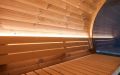 Fass-Sauna in Thermokiefer - Saunabank und Rückenlehne mit LED-Beleuchtung