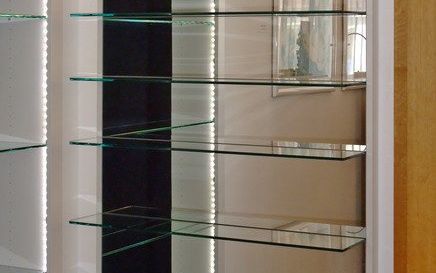 Wohnen - Glasregal mit Spiegelrückwand