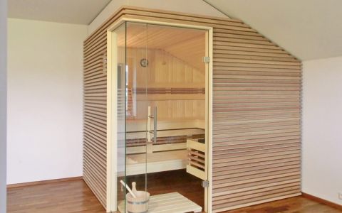 Dachschräge-Sauna mit waagerechter Außenverkleidung - Ansicht von rechts