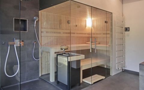 Badezimmersauna über Eck verglast mit Dusche - Ansicht von links