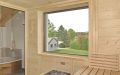 Massivholzsauna in Fichte mit Panoramafenster und Glasfront, Einrichtung in Linde - Blick durchs Fenster