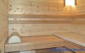 Sauna mit Eckeinstieg, Wandverkleidung aus waagerechten Zirbenholz-Profilen, Einrichtung in Thermo-Espe - Innenansicht, obere Saunabank, links