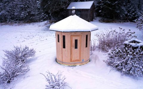 Aufrecht stehendes Saunafass aus nordischer Fichte mit sechs Fenstern - Außenansicht im Schnee