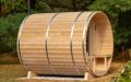 Fass-Sauna aus weißem Zedernholz mit kleiner Veranda - Außenansicht von links