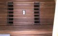 Kleine Fass-Sauna aus Polarfichte mit Zwiebeldach, Einrichtung in Thermoespe mit Infrarotstrahlern - Innenansicht, Saunabank mit zwei integrierten Infrotstrahlern