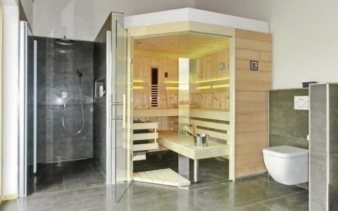 Sauna im Badezimmer mit Eckeinstieg