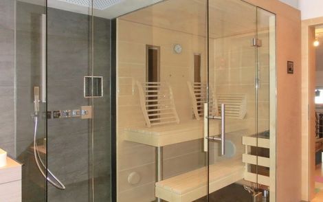 Glassauna mit integrierter Dusche