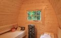 Saunapod mit Vorraum und Veranda in Polarfichte, Einrichtung in Espe - Innenansicht, Saunabänke mit Zubehör, zylindrischer Saunaofen, Fenster