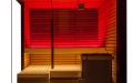 Elementsauna mit Ganzglasfront über Eck, Außenverkleidung in Thermo-Linde, Innenverkleidung und Einrichtung in Linde - LED-Bankbeleuchtung rot und weiß