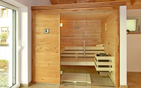 Badezimmer-Sauna in Eiche mit aufwändigem Dachkranz - Ansicht von vorne