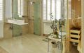 Badezimmer-Sauna mit abgeschrägter Eckverglasung, Innenverkleidung in Fichte, Einrichtung in Espe - Blick ins Badezimmer