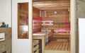 Einbausauna im Badezimmer; Innenverkleidung aus Altholz in Fichte, Tanne, Kiefer; Einrichtung in Espe mit LED-Lehnenbeleuchtung