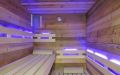 Einbausauna im Badezimmer; Innenverkleidung aus Altholz in Fichte, Tanne, Kiefer; Einrichtung in Espe mit LED-Lehnenbeleuchtung - LED-Beleuchtung, violett