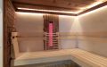Badezimmer-Sauna - Sauna aus alten Balken - Innenansicht, Infrarotstrahler