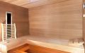 Badezimmer-Sauna in Eiche Bronze, Einrichtung in Thermo-Espe - Innenansicht mit LED-Deckenleuchte