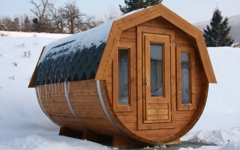 Große Fass-Sauna aus skandinavischer Fichte mit Vorraum, Einrichtung in Espe - Außenansicht im Schnee
