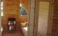 Große Fass-Sauna aus skandinavischer Fichte mit Vorraum, Einrichtung in Espe - Blick aus dem Vorraum in die Sauna