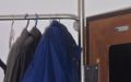 Garderobe hinter klappbarem Spiegel - Detail: Edelstahlrahmen