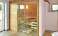 Badezimmer-Sauna in Eiche mit aufwändigem Dachkranz