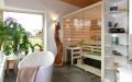Badezimmer-Sauna mit Glasfront, waagerechte Innenverkleidung aus Erle und Nussbaum, Einrichtung in Espe